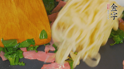 鍋中倒油燒熱，蒜片煸香，淡火腿略翻炒。