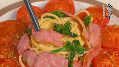 加菜花翻炒1分鐘后加意面，翻炒1分鐘后用少許鹽、黑胡椒調(diào)味即可。