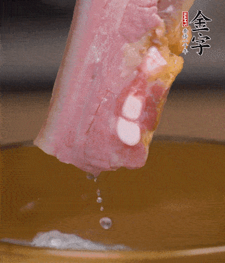 煮過的西蘭花切碎。煮熟的淡咸肉切丁。