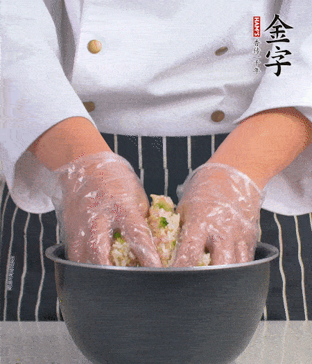 米飯中放西蘭花碎、咸肉丁，加少許黑胡椒、十來滴橄欖油拌勻。