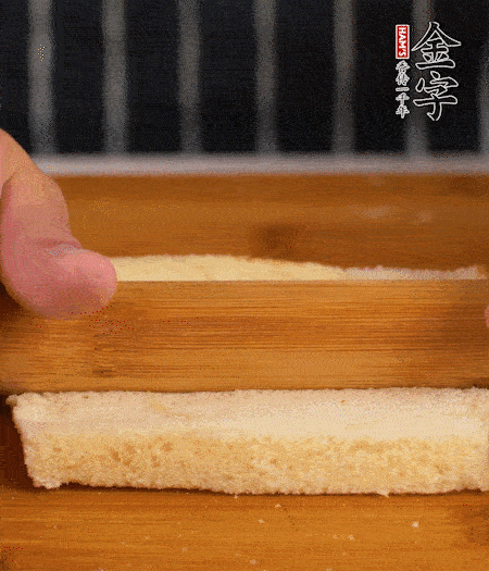 吐司切去四邊，搟薄；烤腸竹簽穿過。