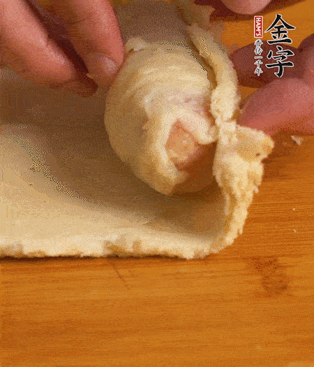 吐司卷起香腸，吐司尾端涂抹少許全蛋液，卷好的吐司表面蘸上蛋液，在裹上一層面包糠，送入預(yù)熱好的烤箱中。