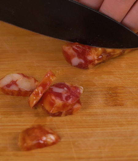 香腸切薄片。