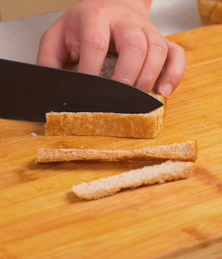 取1片黑麥吐司片，去掉邊邊，涂上一層蛋黃醬。