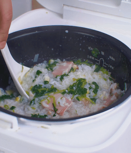 煮好時(shí)加白胡椒適當(dāng)調(diào)味。