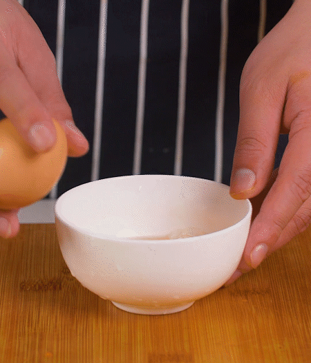 起鍋熱油，蛋液煎成雞蛋碎。金字淡咸肉切成絲。