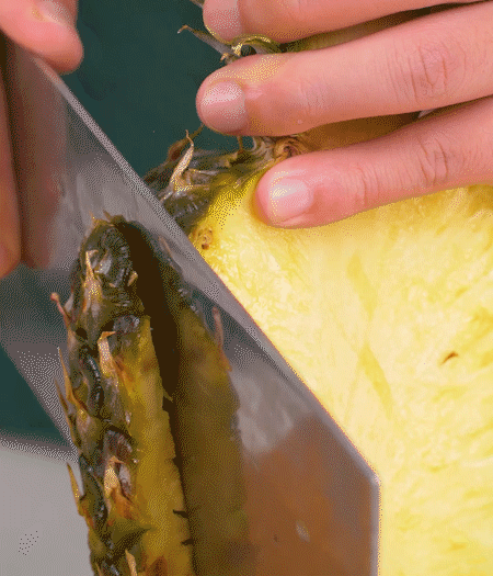 鳳梨去皮把果肉切塊，醬肉切小塊。