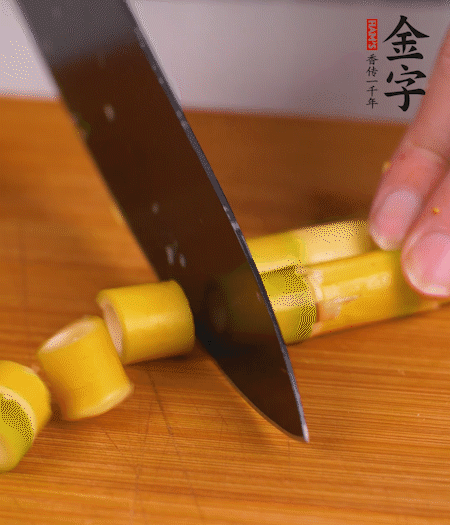 小野筍剝?nèi)ネ馄?，切成小段?>
					</div>
					<span>步驟 2/7</span>
					<p>小野筍剝?nèi)ネ馄?，切成小段?/p>
				</li><li>
					<div   id=