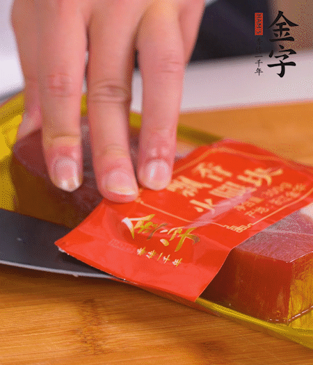 金字火腿切片，生姜切絲，蔥白切末。