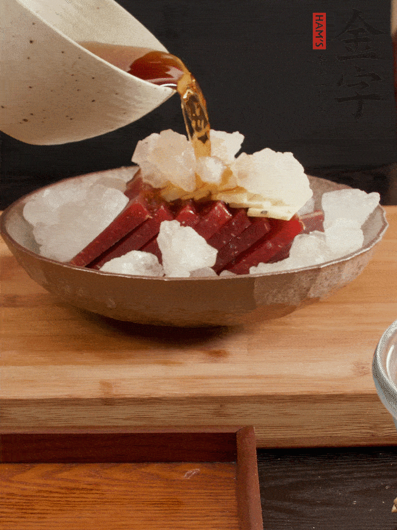 加姜片、冰糖、黃酒、水，蒸60分鐘，將火腿的咸逼出來。