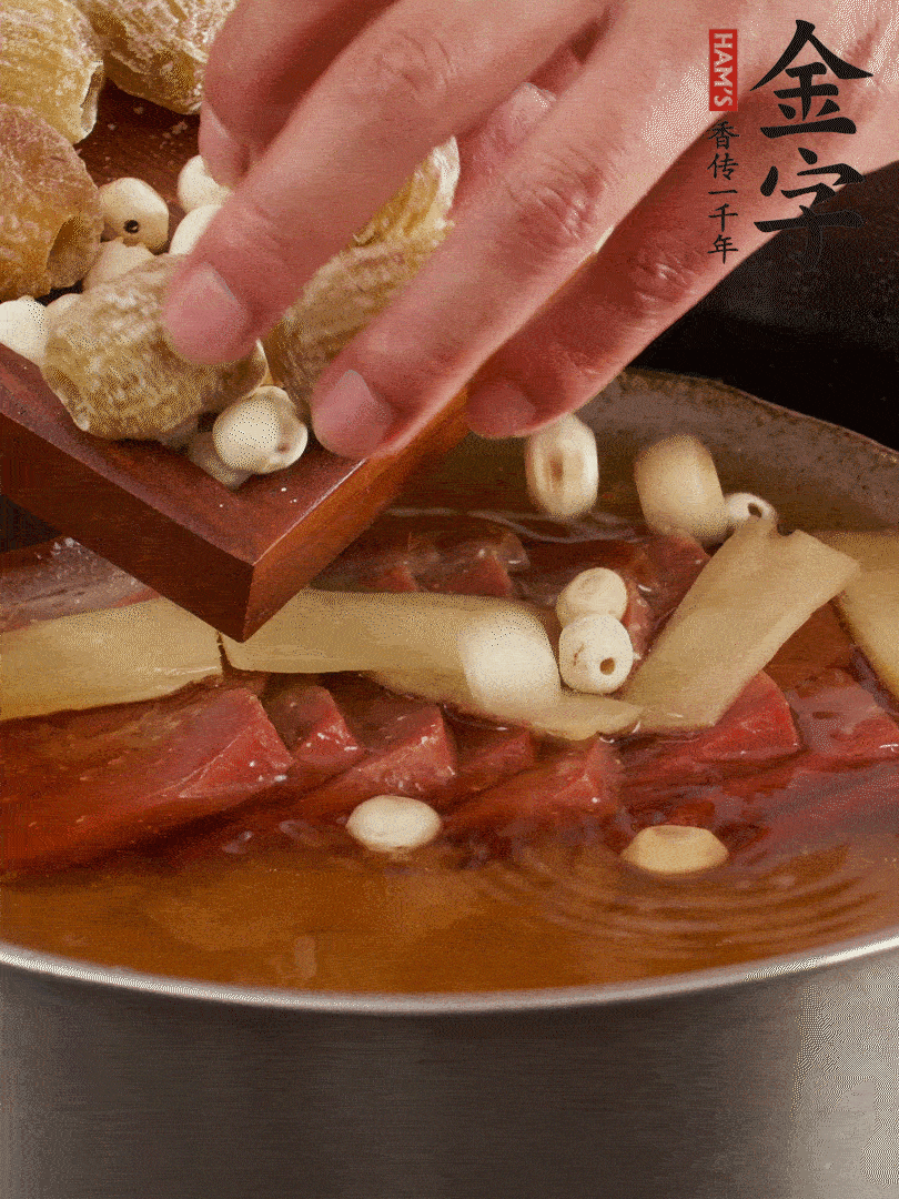 待冰糖融化后，放入蜜棗、蓮子同蒸25分鐘左右。