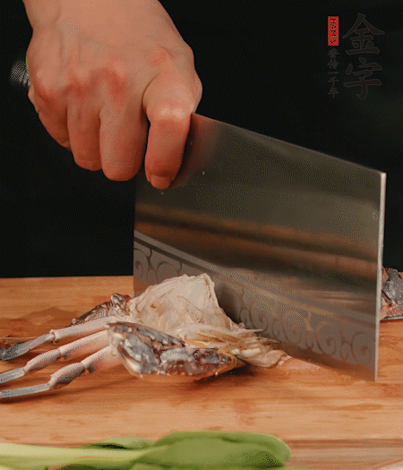 蟹殼拆開(kāi)，去掉蟹肺、蟹心、蟹腮，切成4小塊。