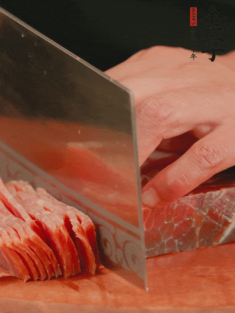 新鮮雞腿用刀在表面劃幾刀。金字火腿切薄片備用。