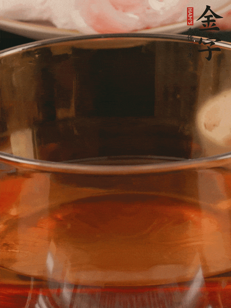 雞腿冷水入鍋，加姜片料酒焯水，撈出溫水洗凈。