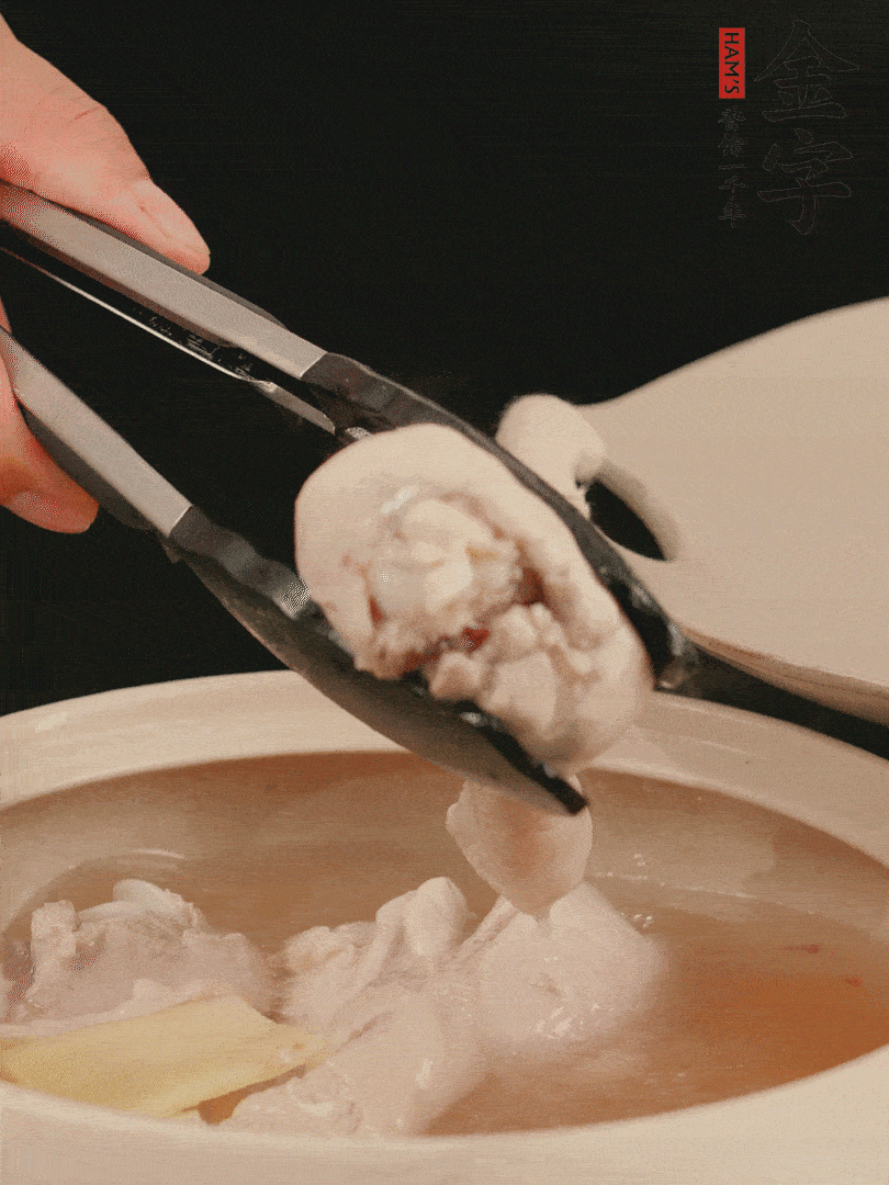 雞腿放入砂鍋，加姜片、料酒、清水，中火燉煮20分鐘撈出。