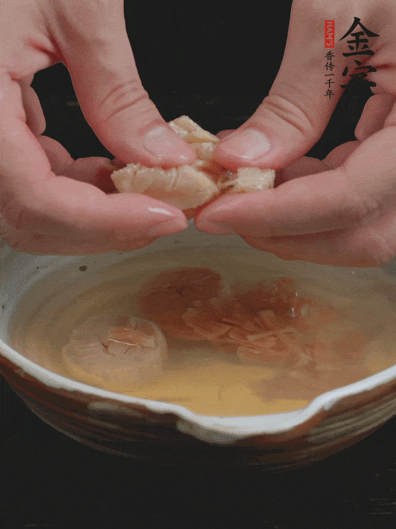 元貝溫水泡發(fā)，拆成細絲。