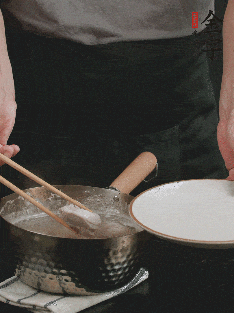 雞塊冷水下鍋，加姜片、料酒焯水，撈出洗凈備用。