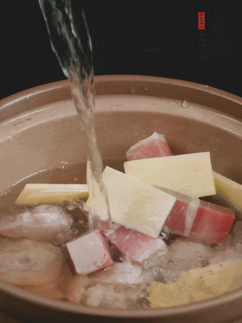 雞塊、火腿、姜片加適量料酒、清水燉80分鐘。