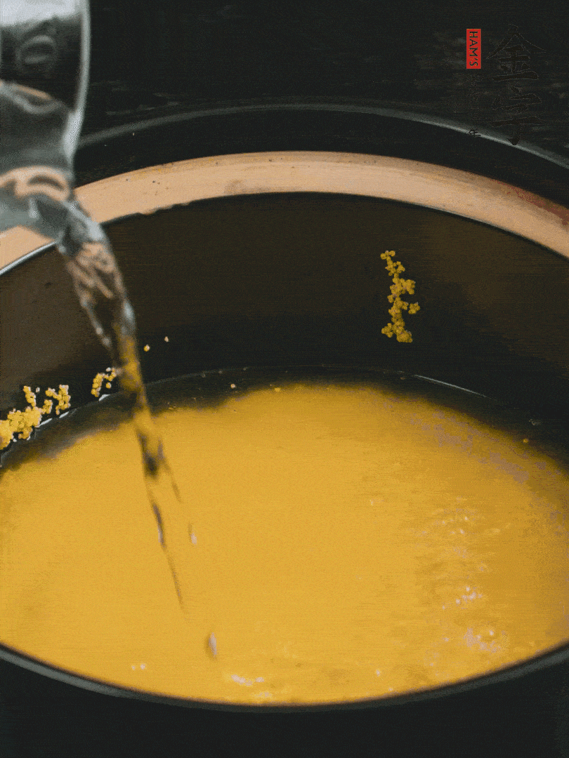 小米洗凈后，加水小火煲1個小時。