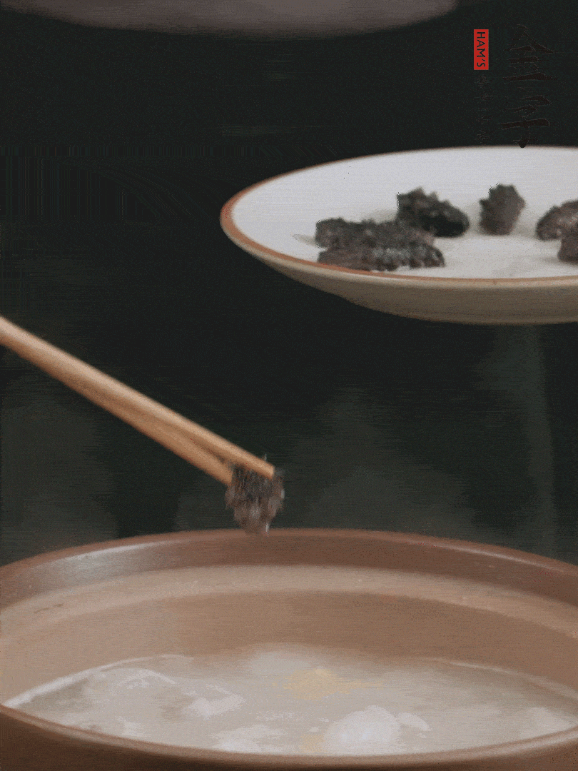 期間雞湯燉到80分鐘時，加小海參再燉10分鐘。