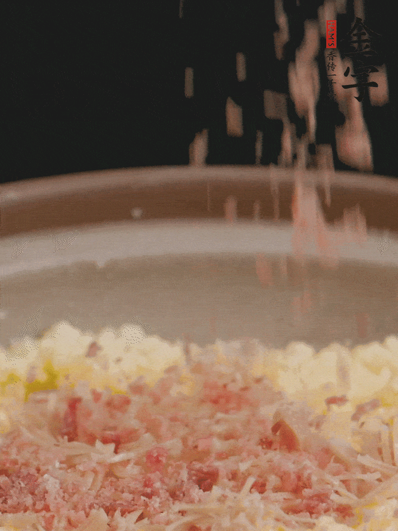 加雞湯沒過，放干貝絲、火腿末、小海參。