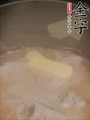 排骨洗凈，加生姜、黃酒焯水，溫水洗凈備用。