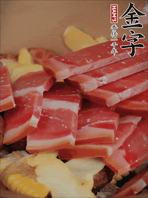 除鮑魚外的所有材料放進(jìn)鍋里，加清水、姜、黃酒，大火燒開，轉(zhuǎn)小火煲90分鐘。