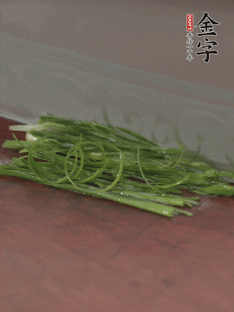 生姜切薄片，紅椒切細絲，小蔥蔥綠切細絲，泡入冰水中保持新鮮。