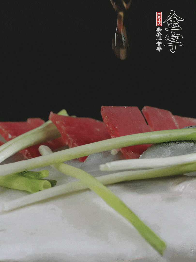 蔥白置于魚身，放適量豌豆，淋上花雕酒。