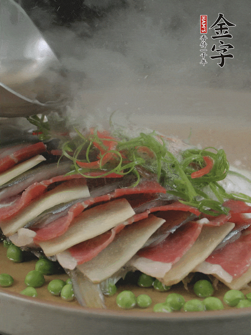 表面放上蔥絲、紅椒絲，淋上熱油。