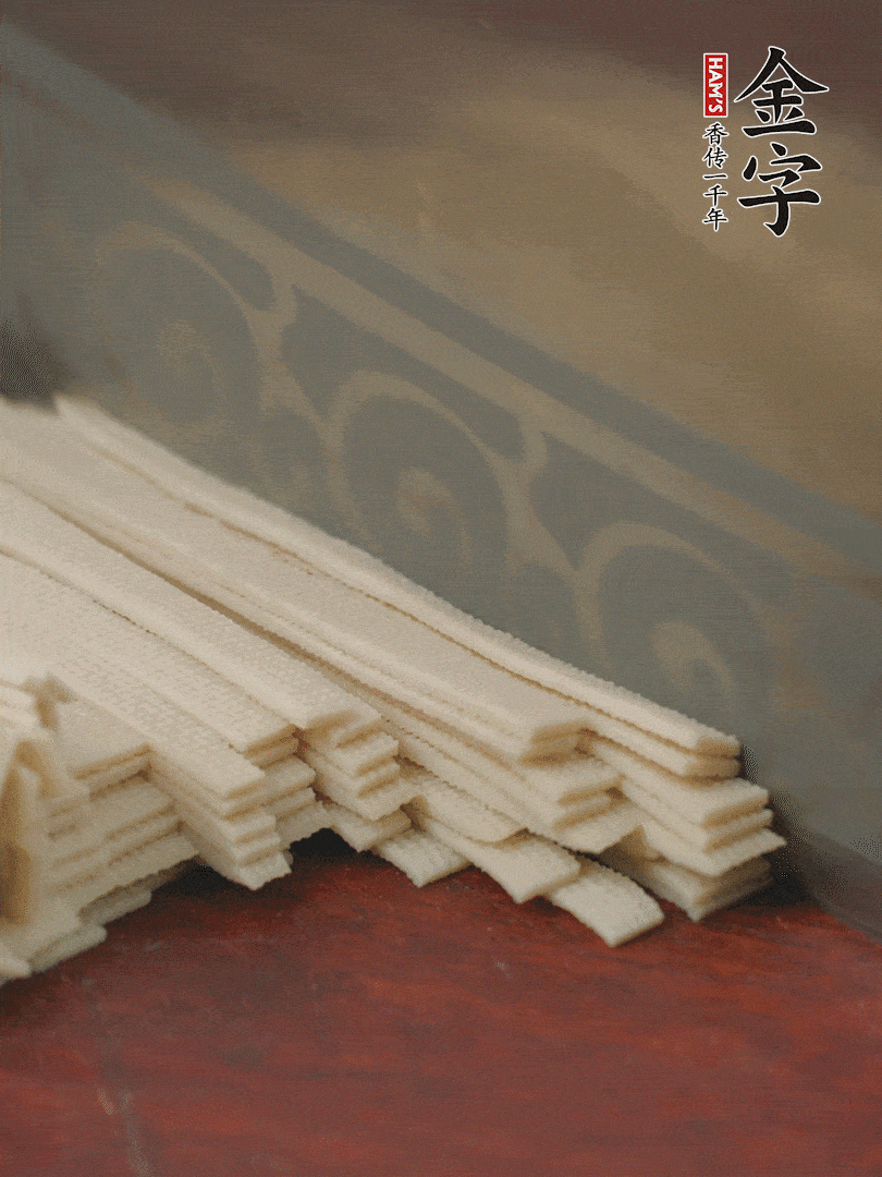 燉火腿期間，千張切細絲，白蘿卜去皮切細絲，蒜葉切細丁。