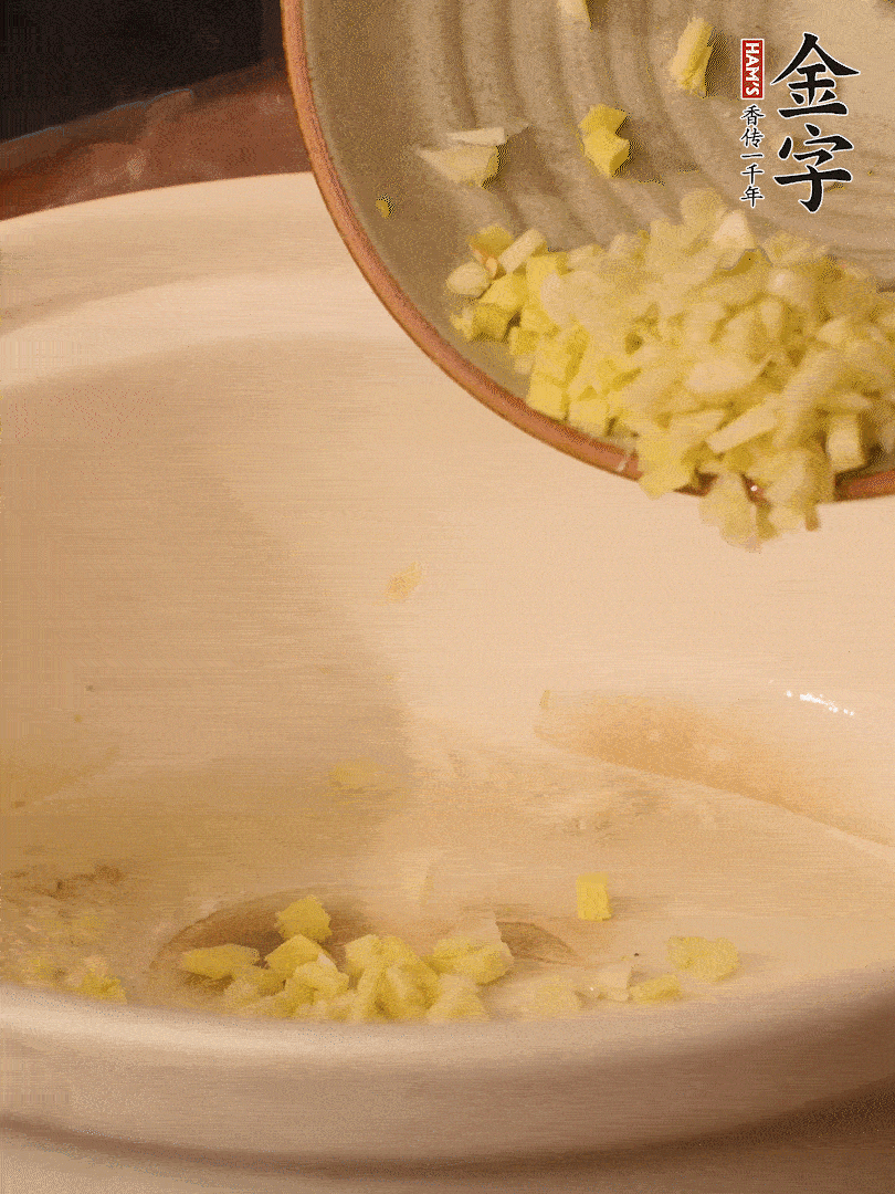 熱油下鍋，姜爆香。下冬瓜略微翻炒。