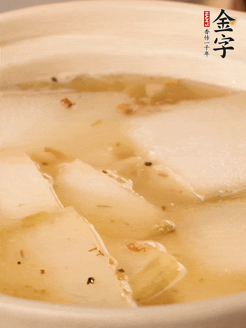 加入適量清水，再放咸肉，淋點(diǎn)黃酒添味。