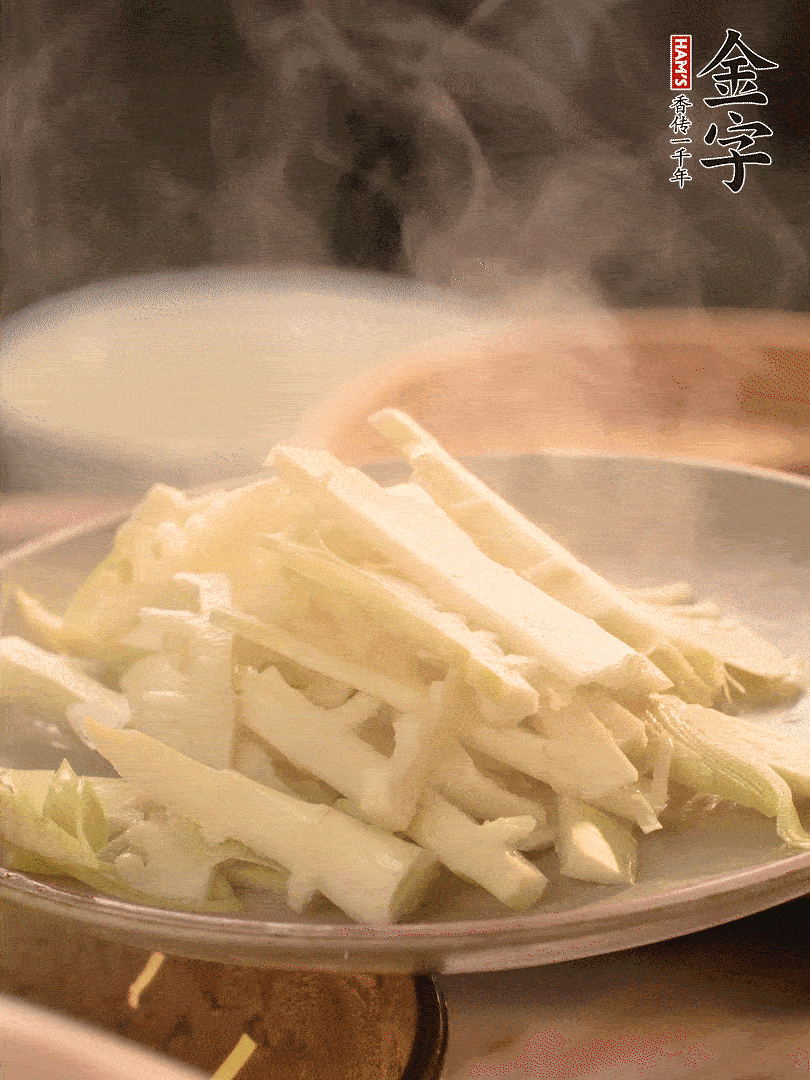 春筍切薄片，焯水去除澀味。