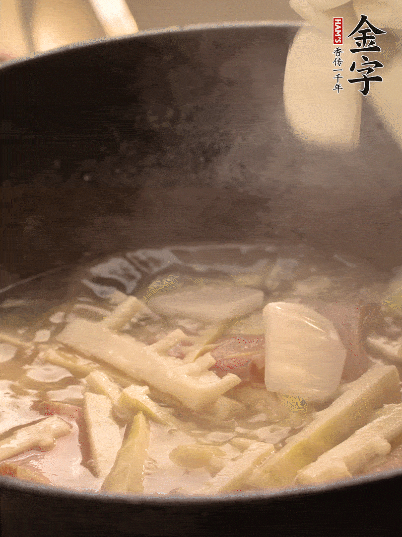 加一點(diǎn)開水后，放年糕燜2分鐘至軟。