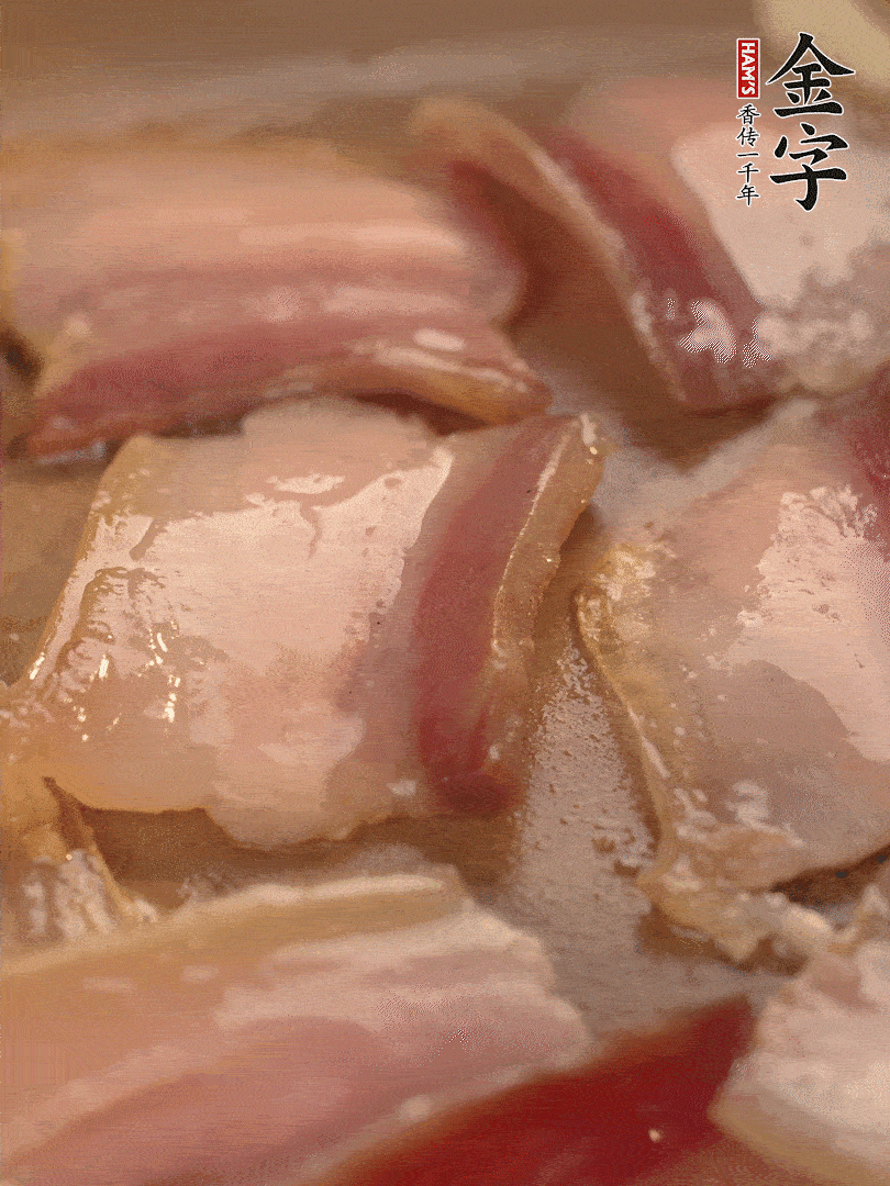 鍋中熱油煸香大蒜、咸肉。