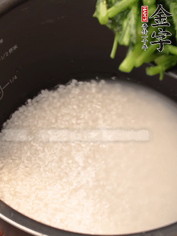 茼蒿、香腸放入浸泡好的大米，水沒過大米半指煮熟。