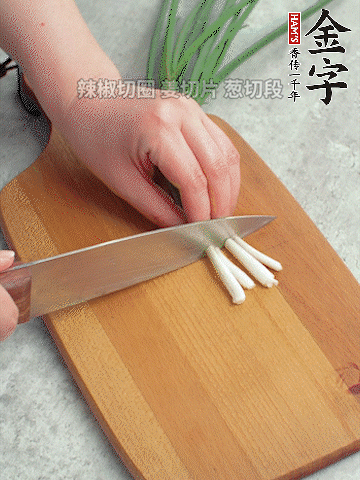 切好的咸肉鋪在碗邊，然后把千張放在中間。