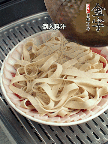 將料汁倒入食材中，改上保鮮膜蒸半小時(shí)。