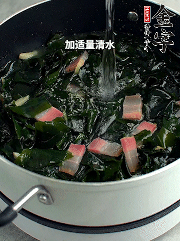 放入泡發(fā)好的裙帶菜翻炒一下，加適量清水燉煮。