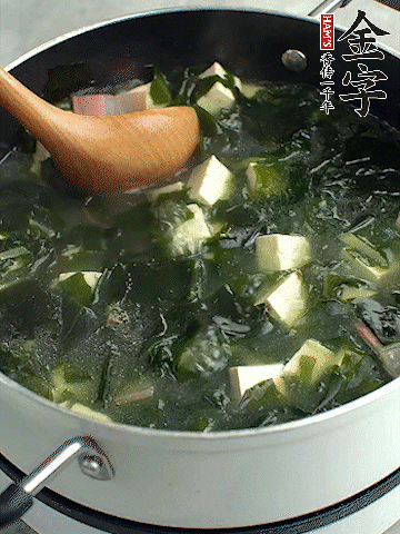 煮到沸騰后，再放入豆腐蓋蓋子煮3分鐘。