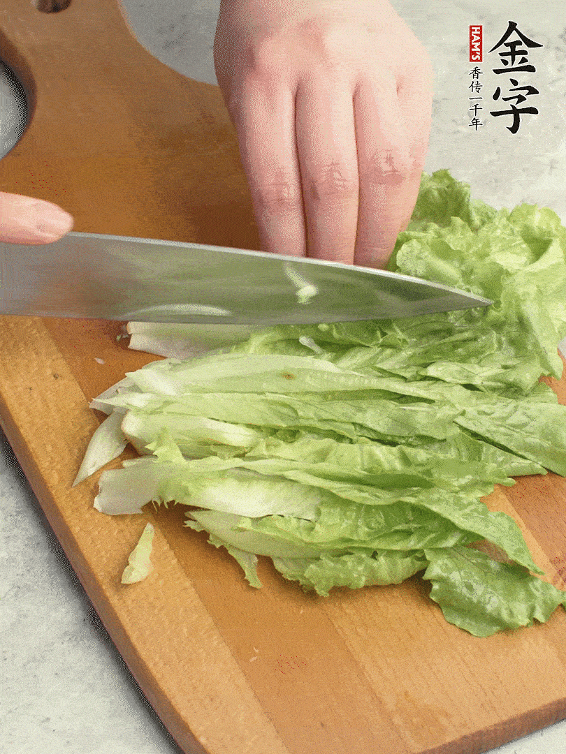 胡蘿卜、生菜、黃瓜切絲。