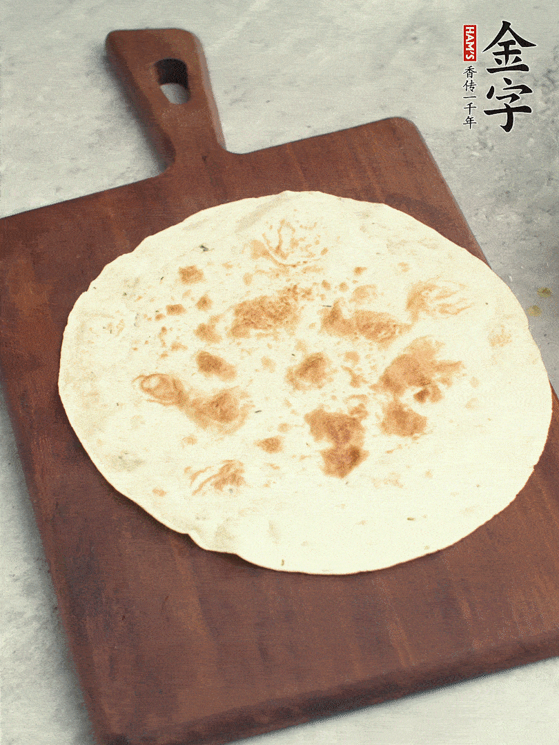 食材依次鋪在卷餅皮上，卷起來(lái)。