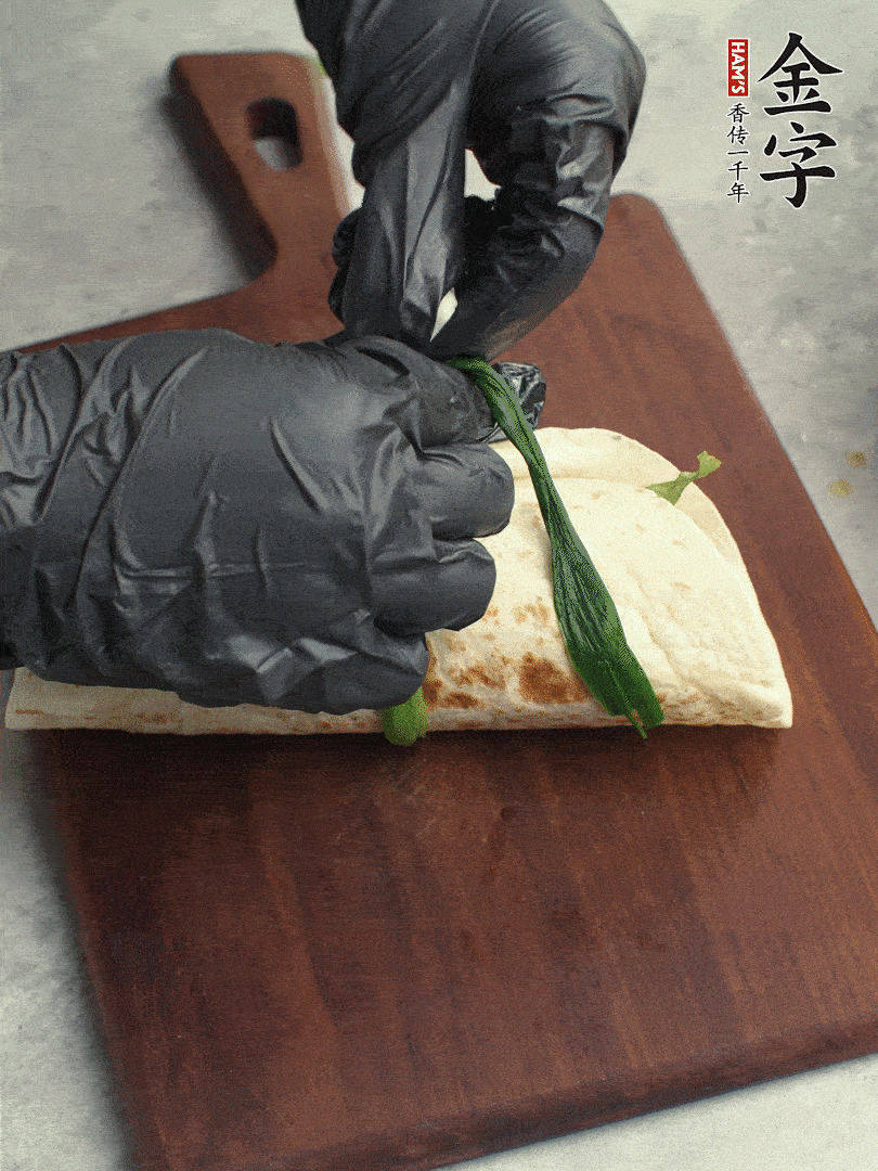 用焯過(guò)水的小蔥打結(jié)。