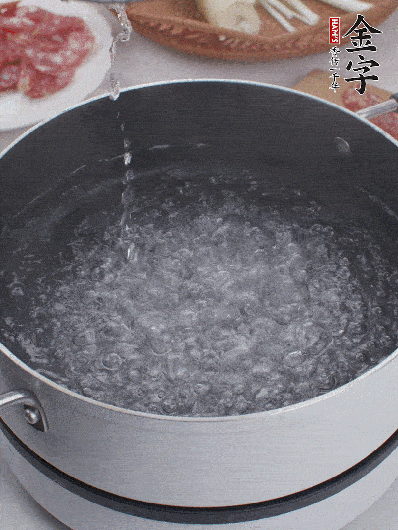 春筍去殼切片，焯水3分鐘。