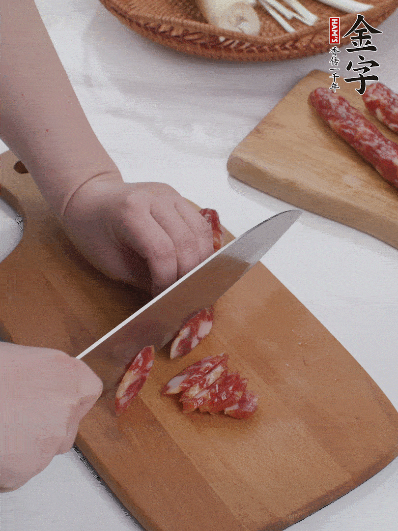 金字香腸切薄片。