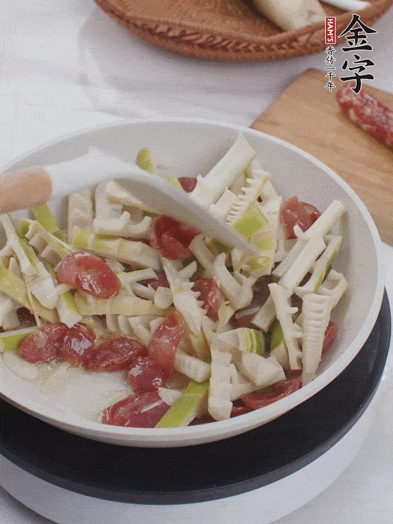 下春筍翻炒均勻，一小撮鹽調(diào)味。