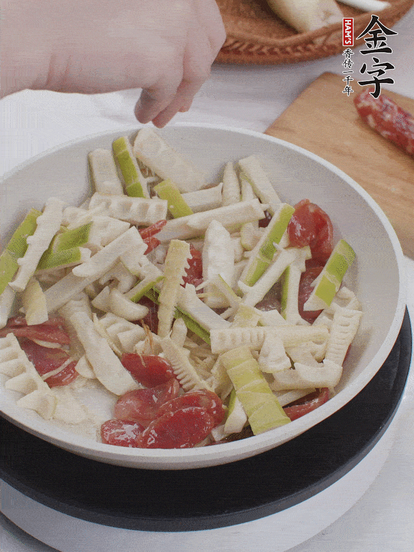 出鍋前撒蔥花。