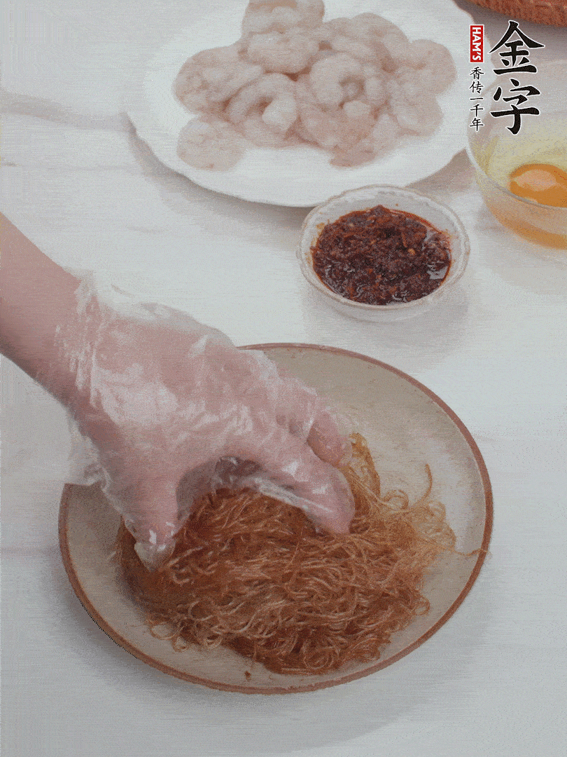 粉絲泡軟后，入沸水煮10秒，撈出后加1/2勺老抽、1/2勺食用油挑松。