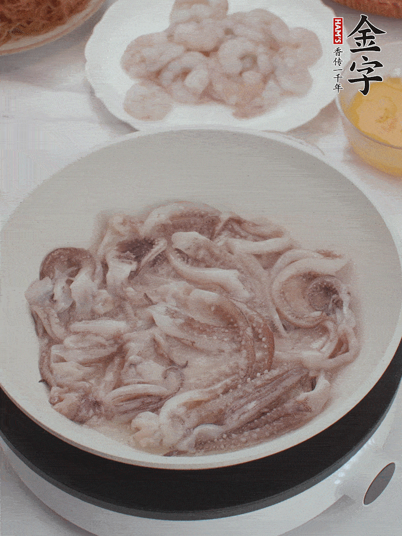 蝦仁、魷魚滑油，蛋液炒制半熟。